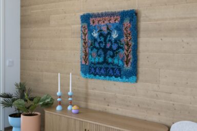 Turkoosisävyinen Pikkuparatiisi-ryijy Lempäälän asuntomessuilla