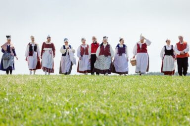Etela-Savon-kansallispuvut- rivistona-heinapellolla