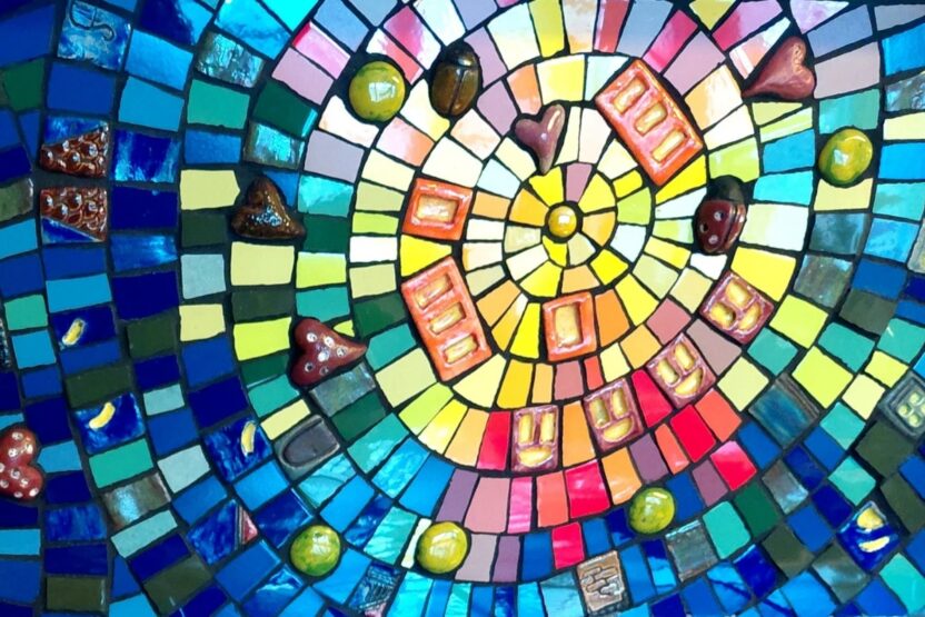 Värikäs mosaiikkityö.