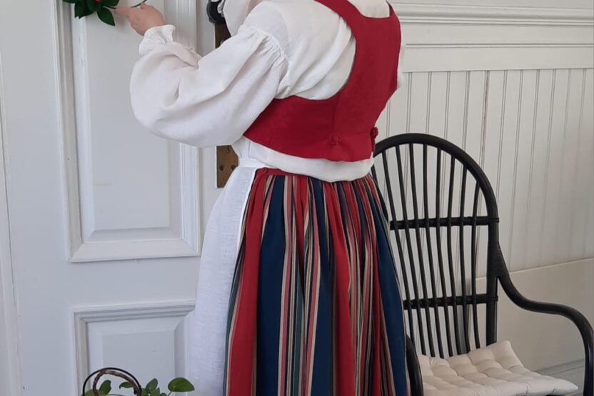 Kuvassa on ihminen Suur-Vesilahden kansallispuvussa.
