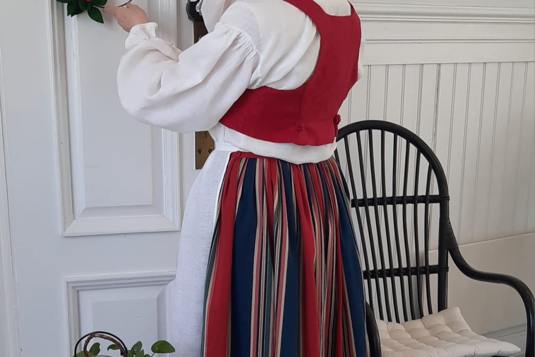 Kuvassa on ihminen Suur-Vesilahden kansallispuvussa.