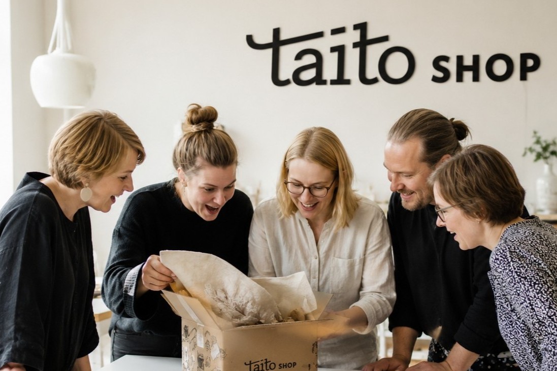 ryhma-avaa-mysteerilaatikkoa-taito-kasityokurssilla