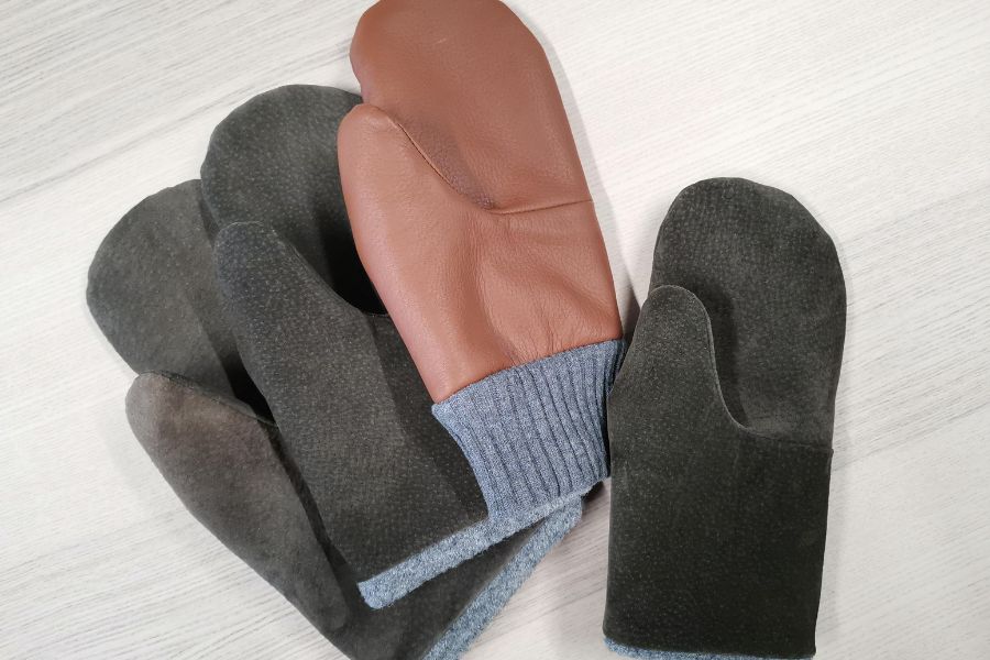eri värisiä nahkarukkasia