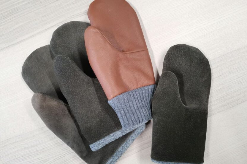 Mustia ja ruskeita rukkasia pöydällä.