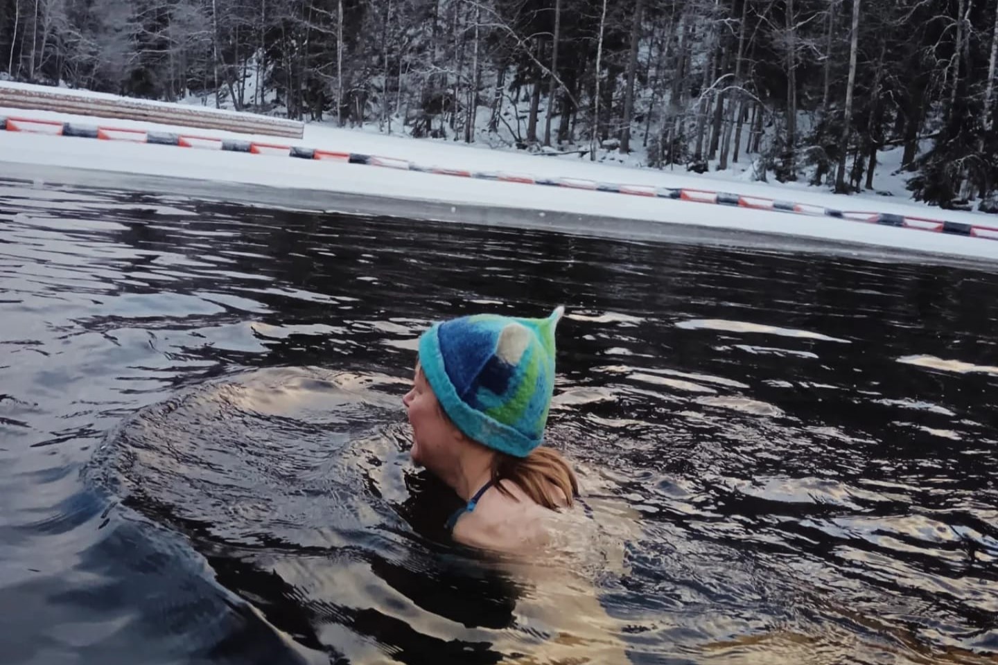 avantohattu uimarin päässä