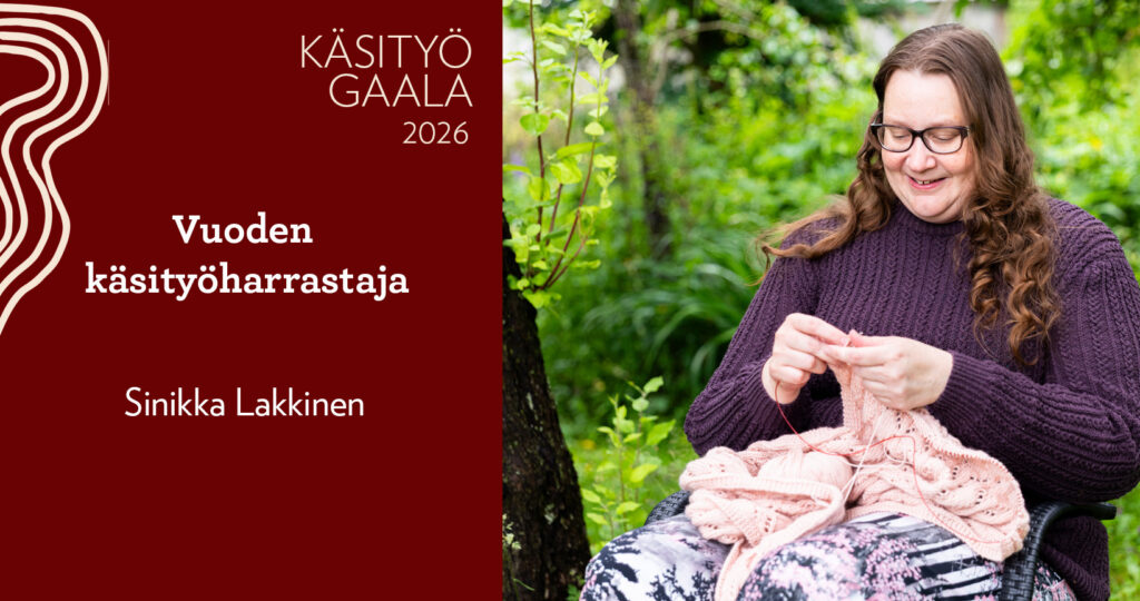 Sinikka Lakkinen neuloo puuutarhassa.