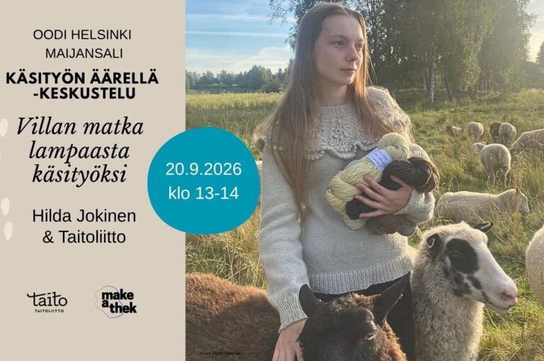 Nuori nainen lammasaitauksessa sylissään villalankoja.