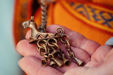 muinaispukujen -korut-kalmistoloytojen-pohjalta