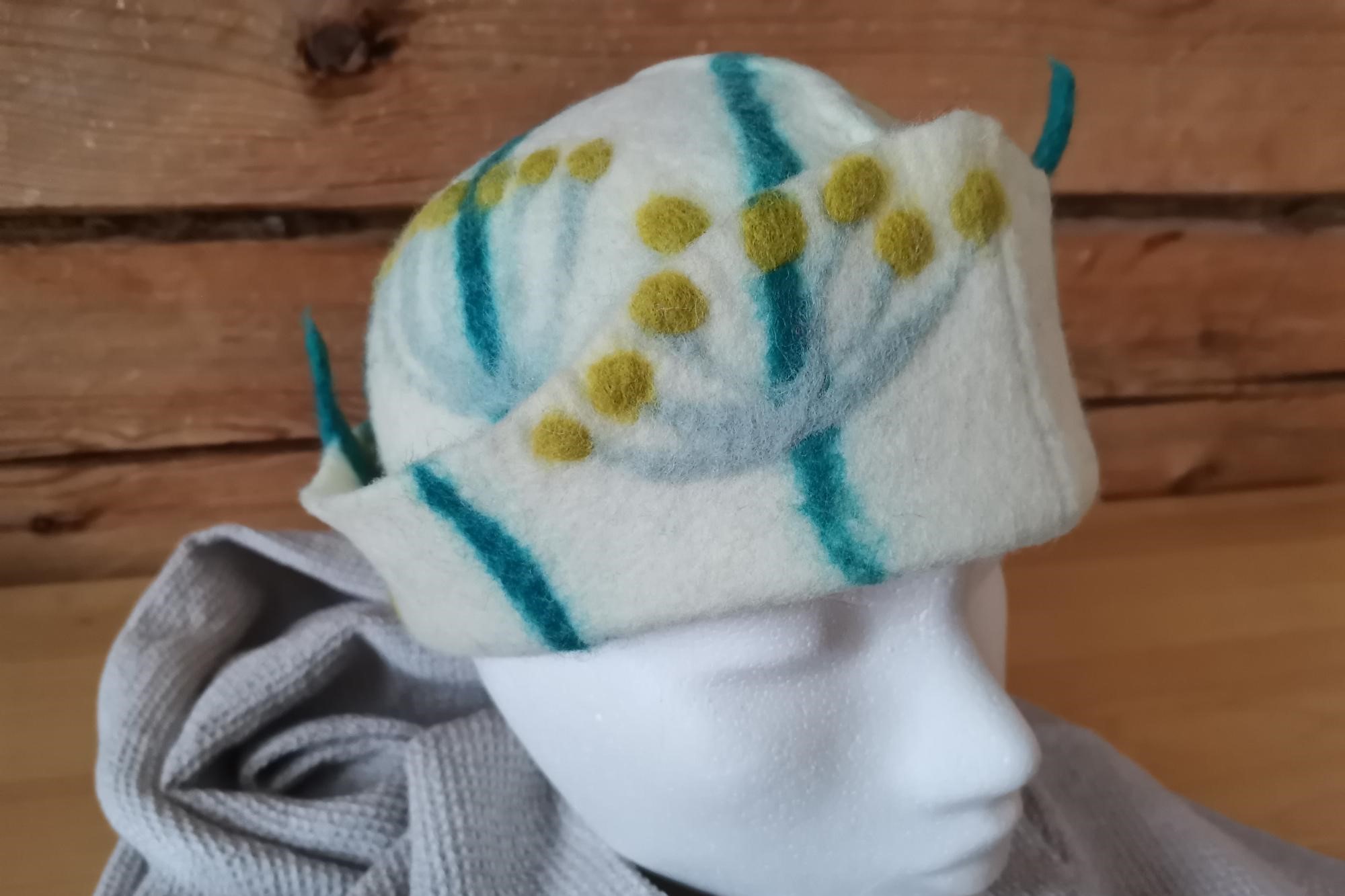 Huovutettu avantohattu, jossa koristeita pinnassa