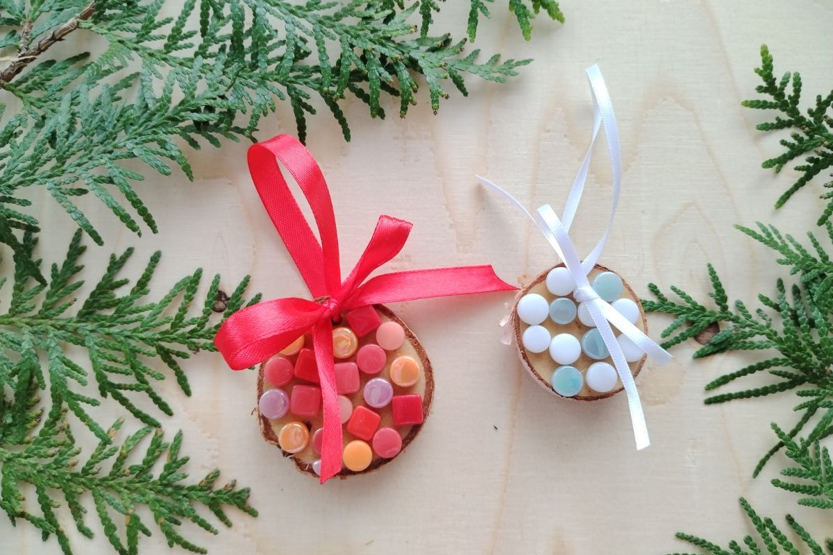 mosaiikilla koristellut värikkäät pyöreät puupallot