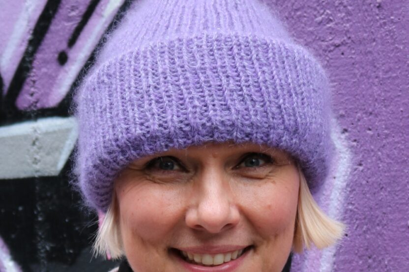 Violetti neulepipo naiden päässä