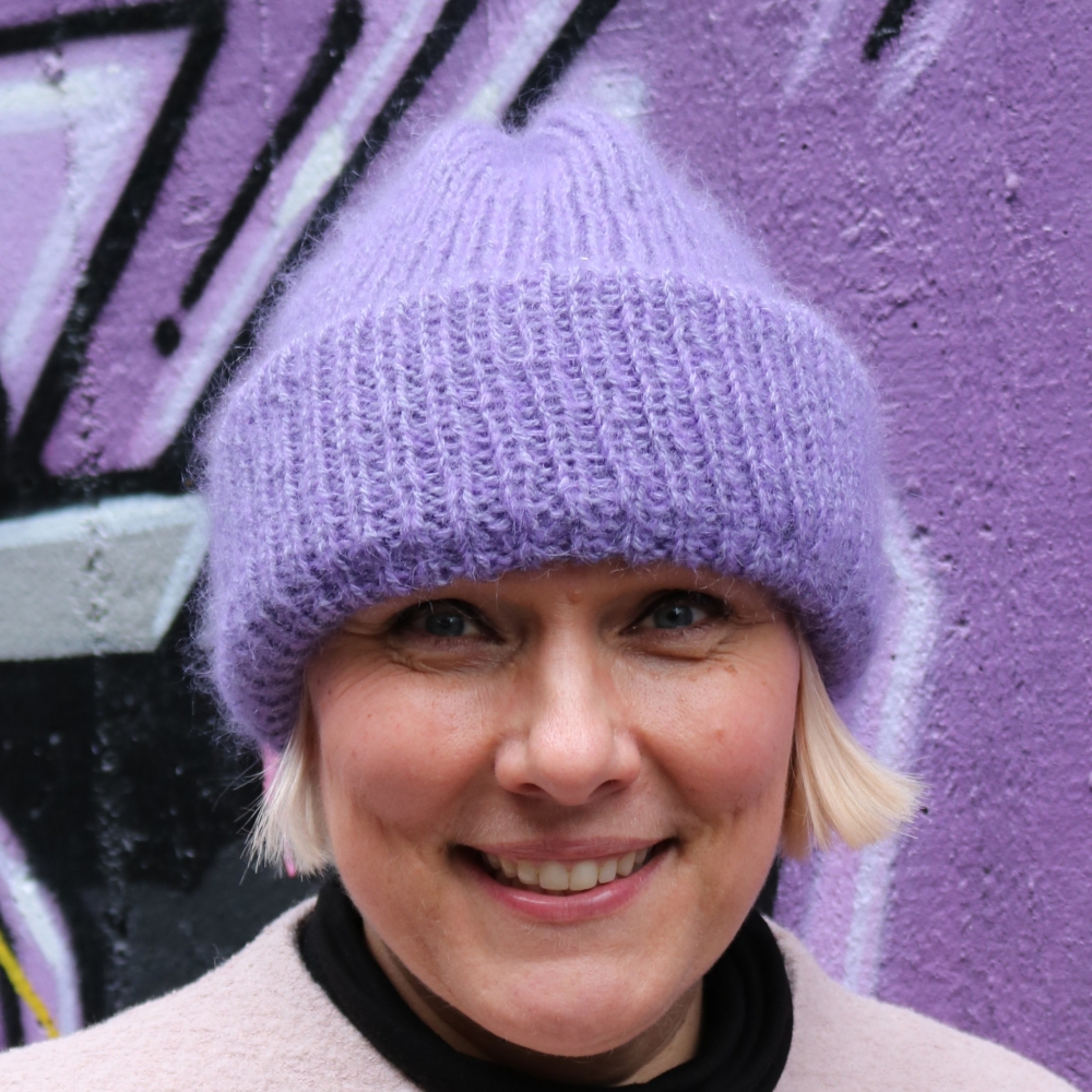 Violetti neulepipo naiden päässä