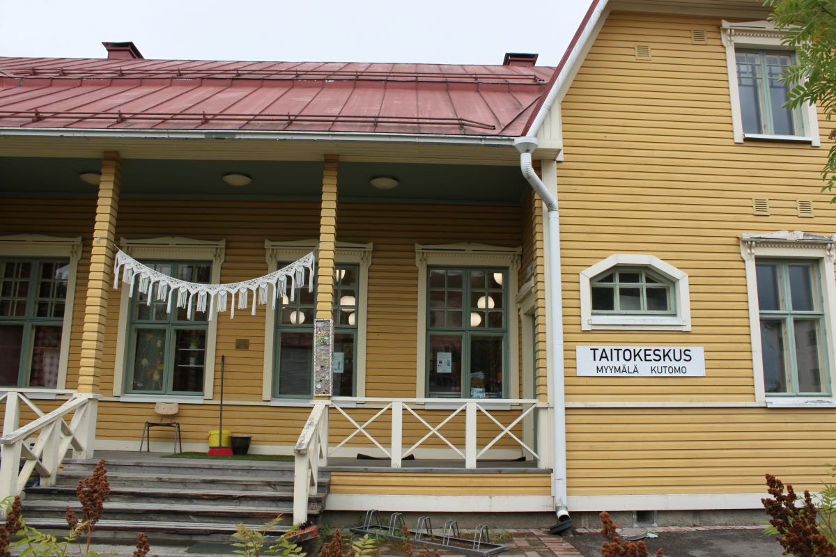 Vanha keltainen puurakennus