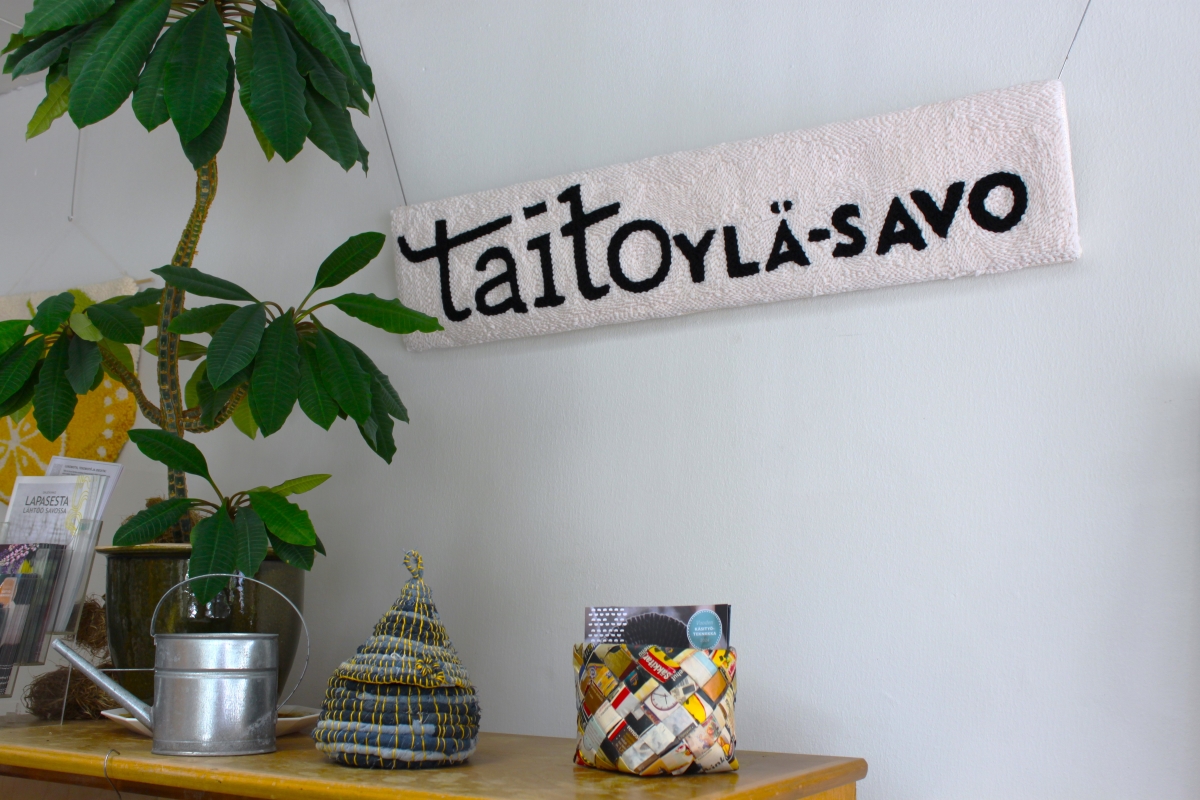 tuftattu kyltti seinällä